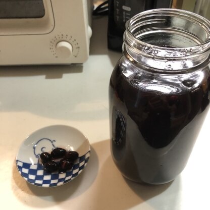 黒豆300gで作りました。黒砂糖と蜂蜜は控えめにしました。三日目ですのでお酢がとんがっていますが豆は美味しいですね。もう少し寝かします。